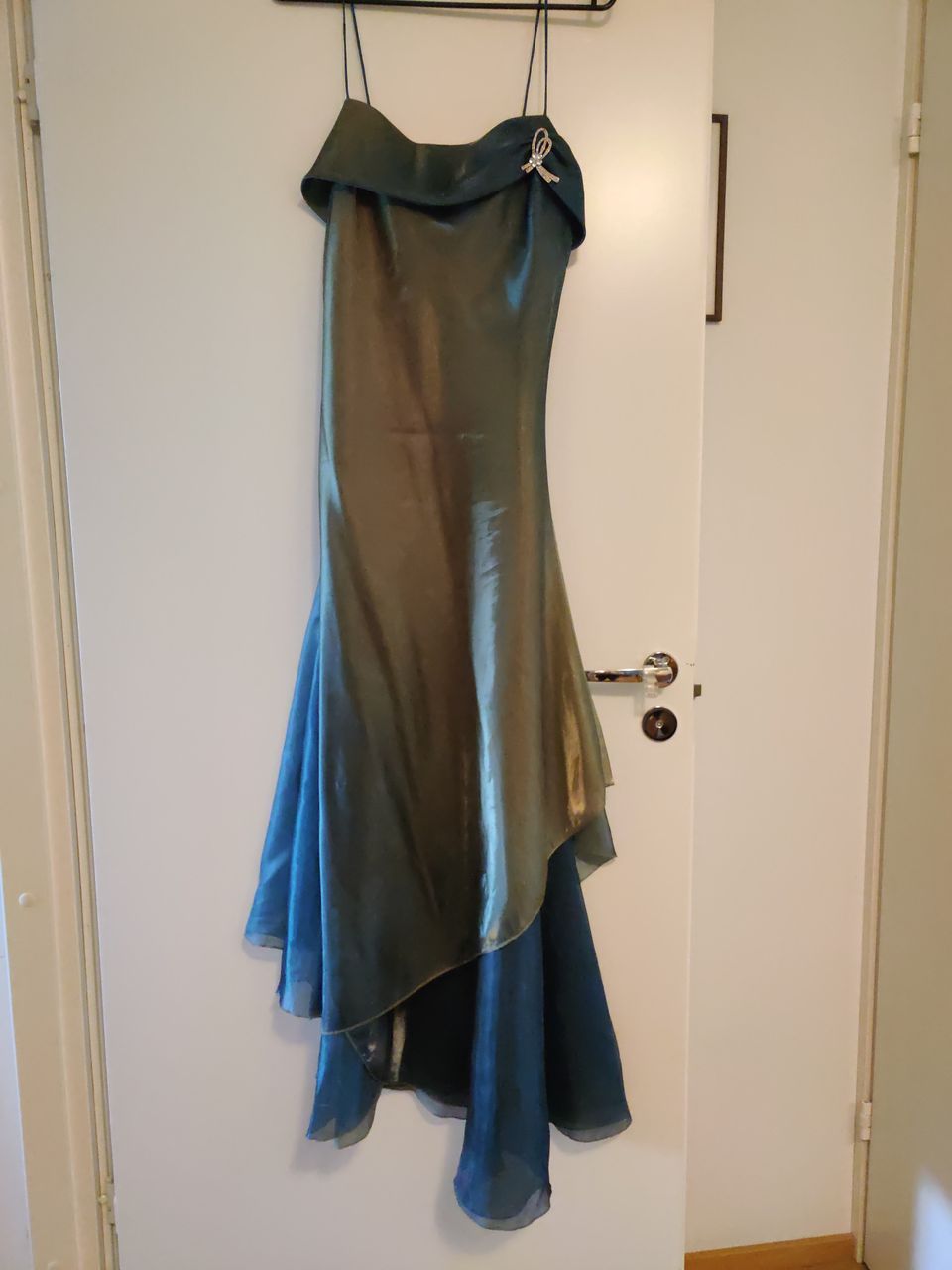 Hieno pitkä juhlava mekko, liukuvärjätty sinertävänvihreä