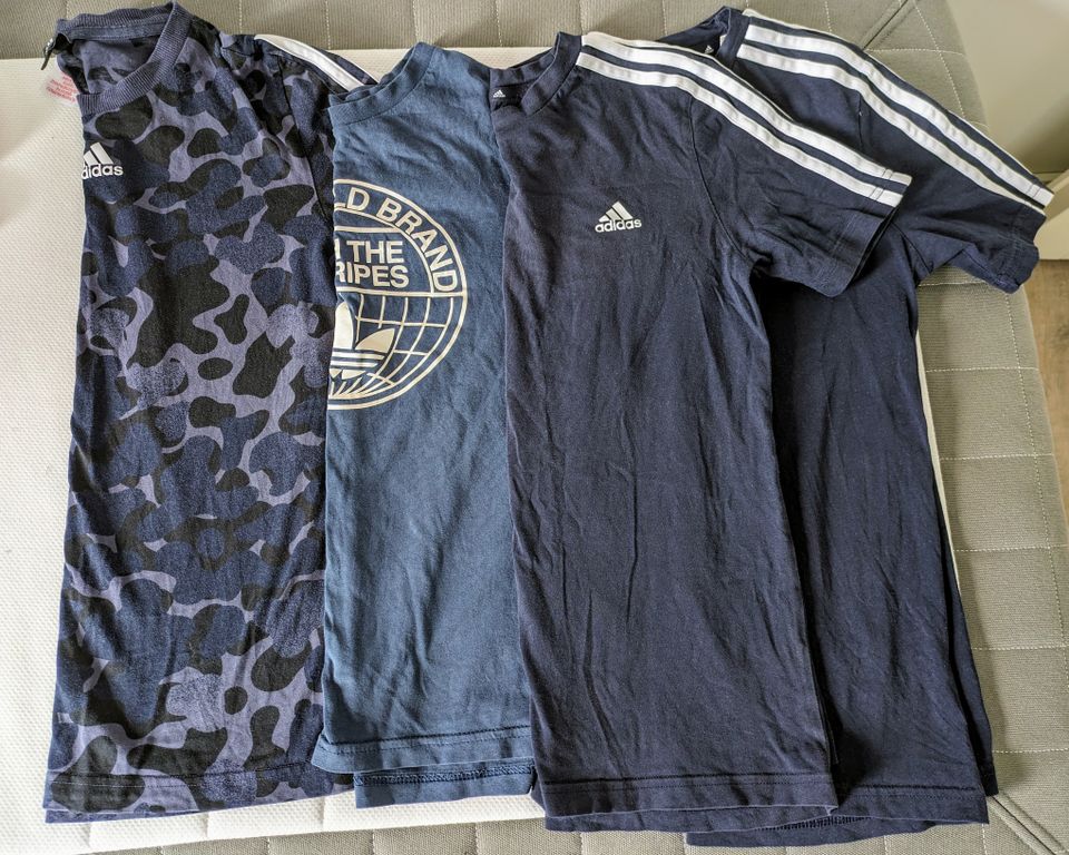 4 Adidas T-paitaa, 150 cm