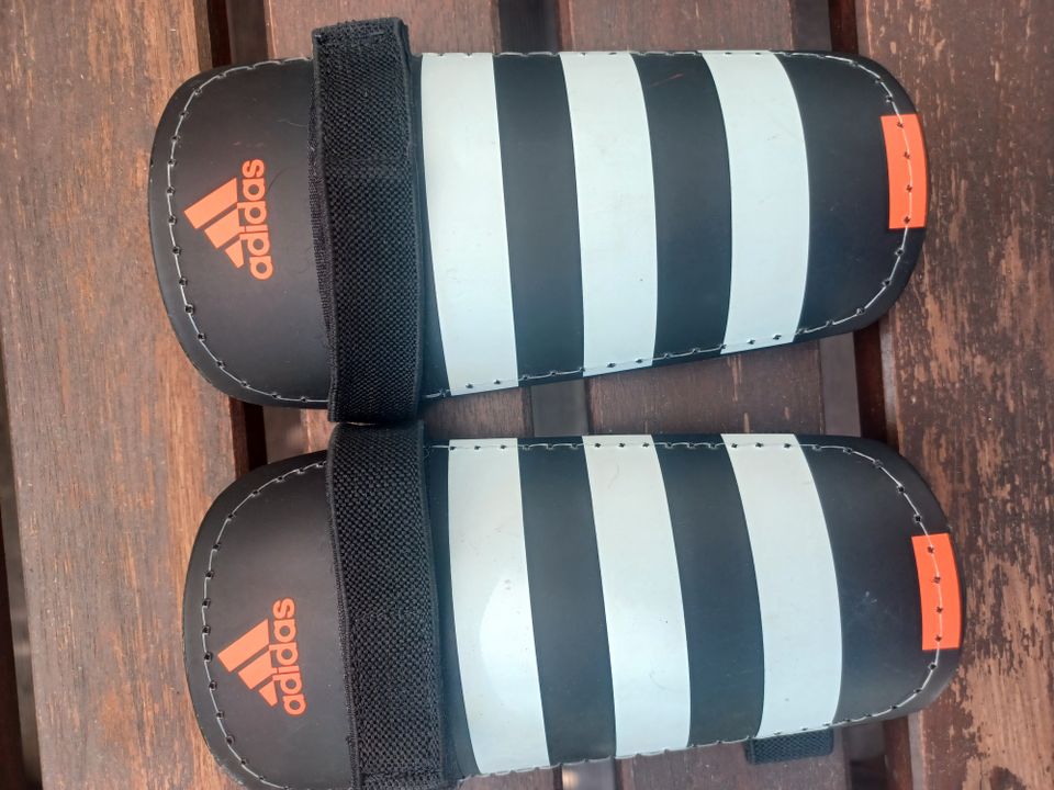 Adidas säärisuojat XS (120-140cm)