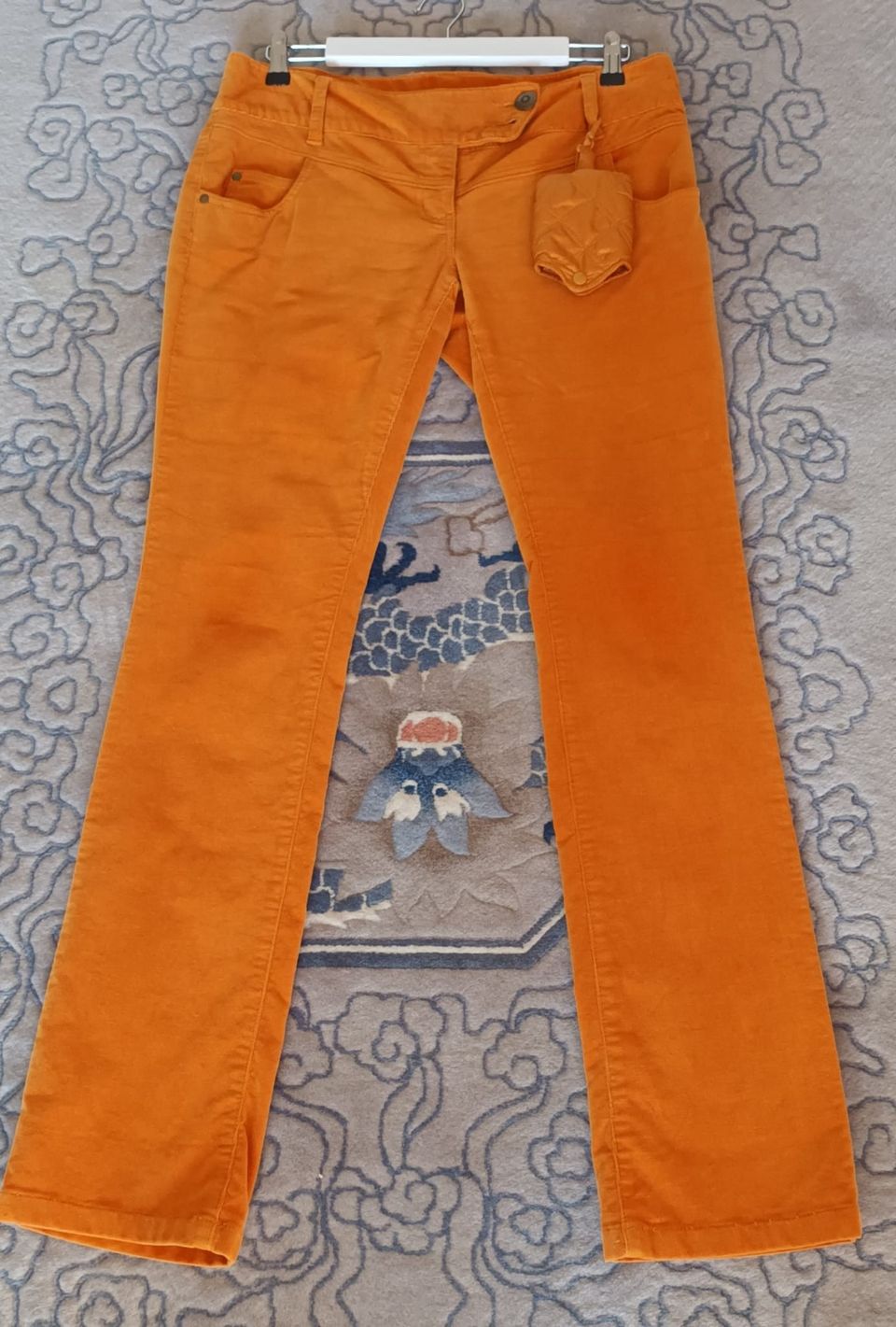 Oranssi värinen housut, koko 40