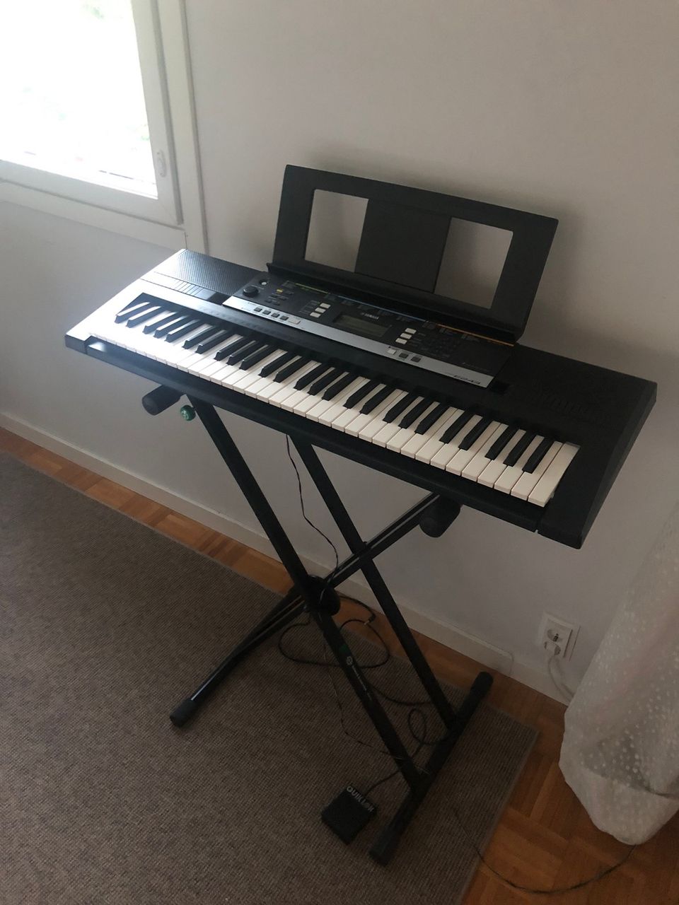 Yamaha PSR E243 kosketinsoitin + jalusta + pedaali