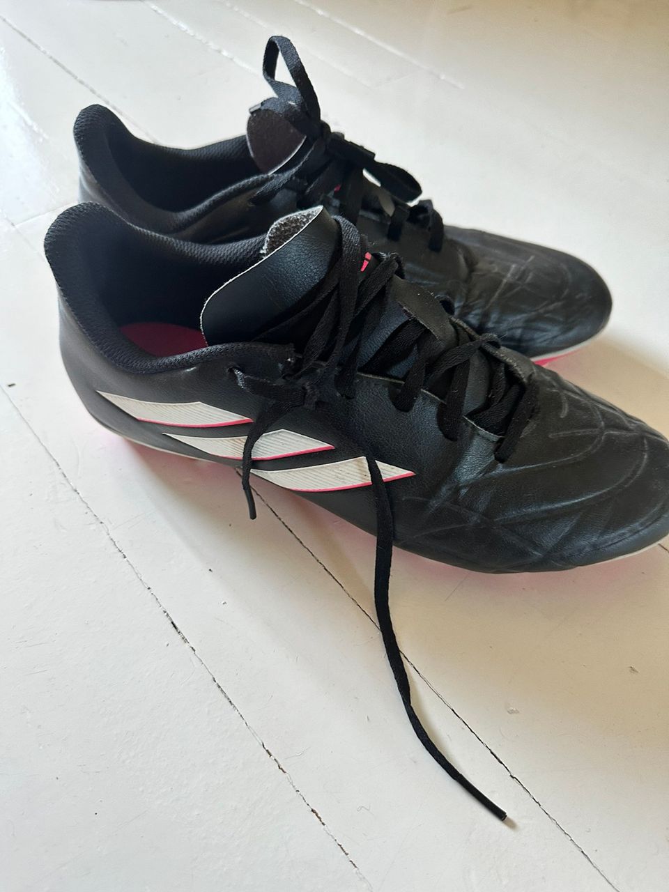 Adidas jalkapallo kengät