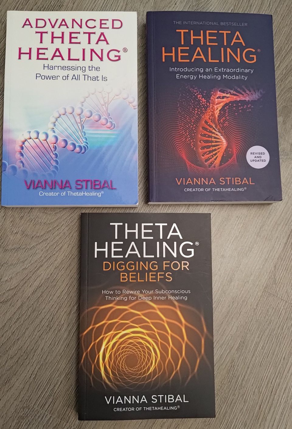 Kolme kappaletta Theta healing kirjoja
