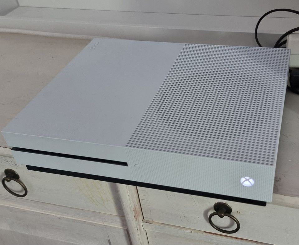 Xbox One S pelikonsoli 500 Gt + 3 peliä