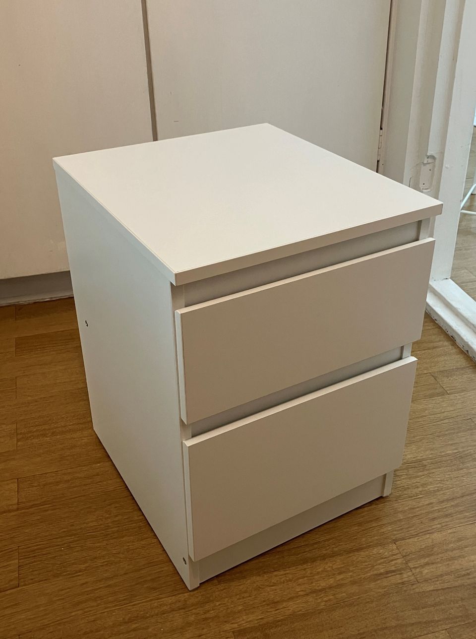 Ikea Malm -lipasto / yöpöytä VARATTU