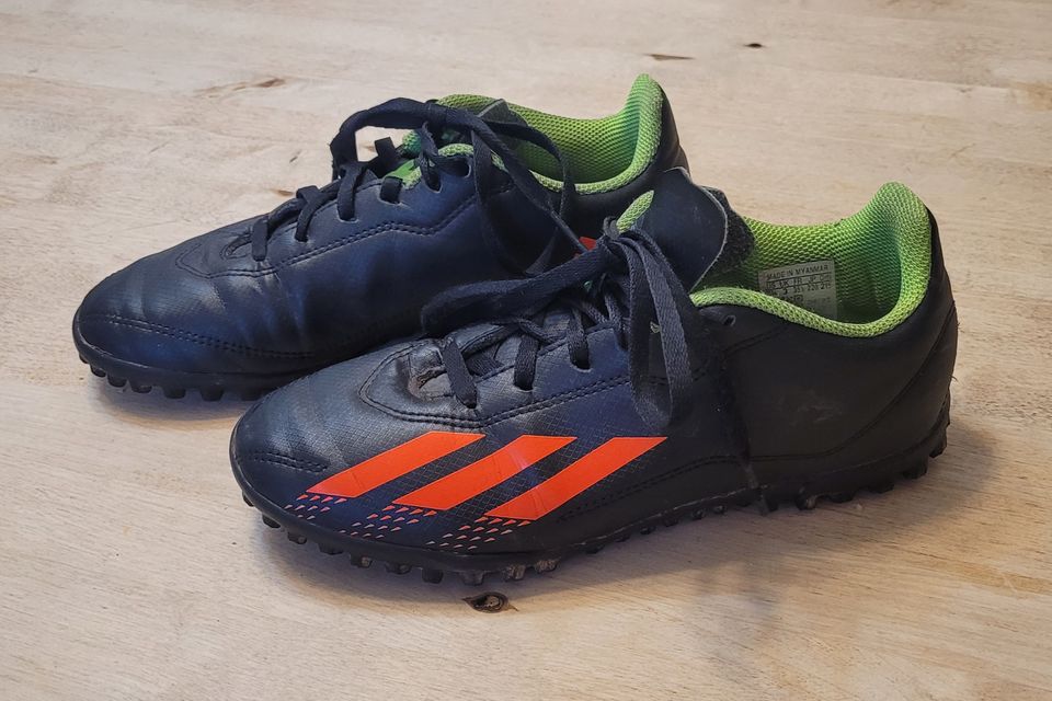 Adidas turff jalkapallokengät koko 35,5