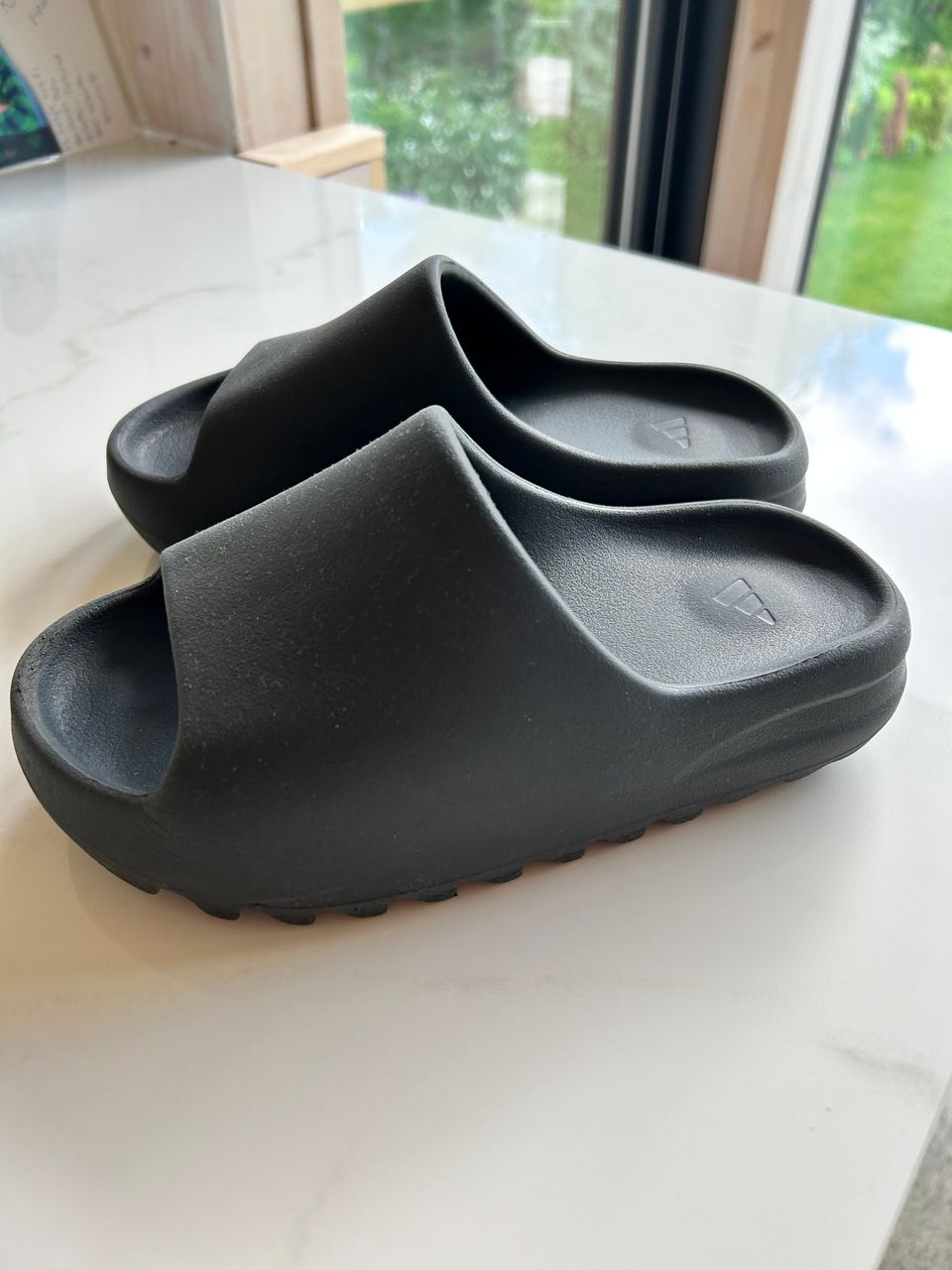 Adidas Yeezy Slide sandaalit (kuin uudet)