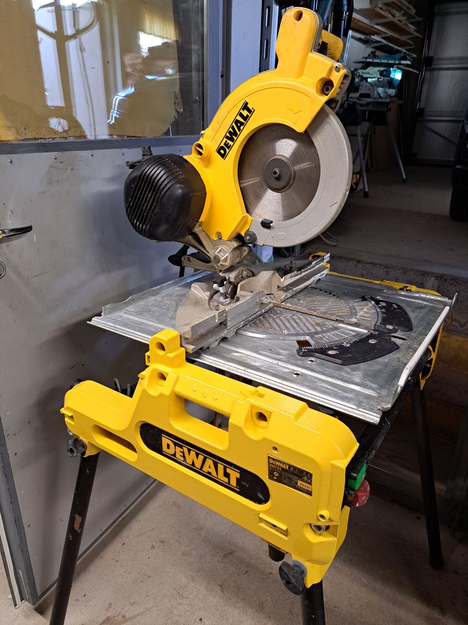 DeWalt 743 kääntöpöytäsaha