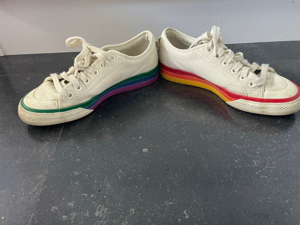 Adidas pride-tennarit