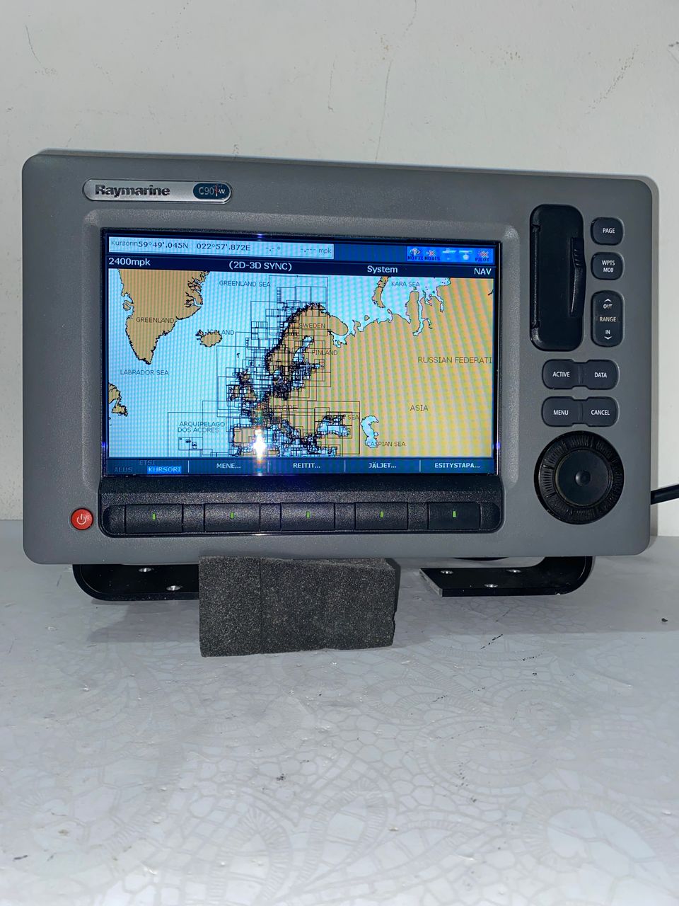 Raymarine C90W plotteri.