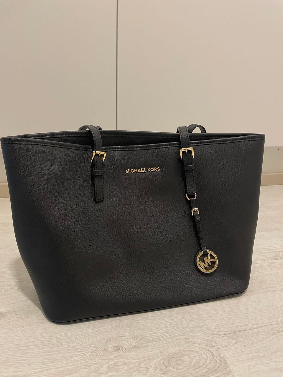 Michael Kors jet set laukku