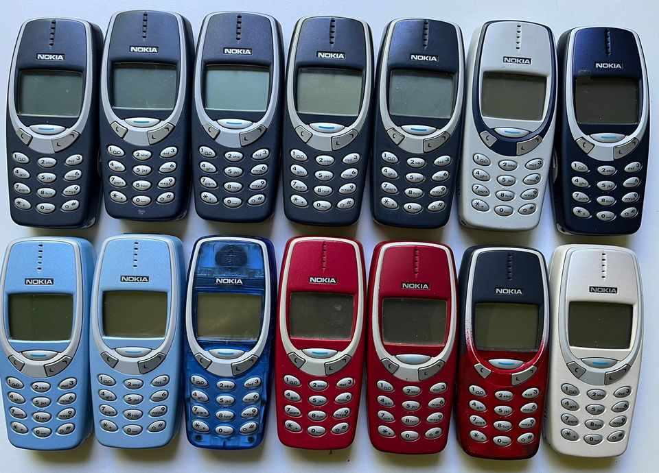 Nokia 3310 puhelimia perus- ja värikuorilla