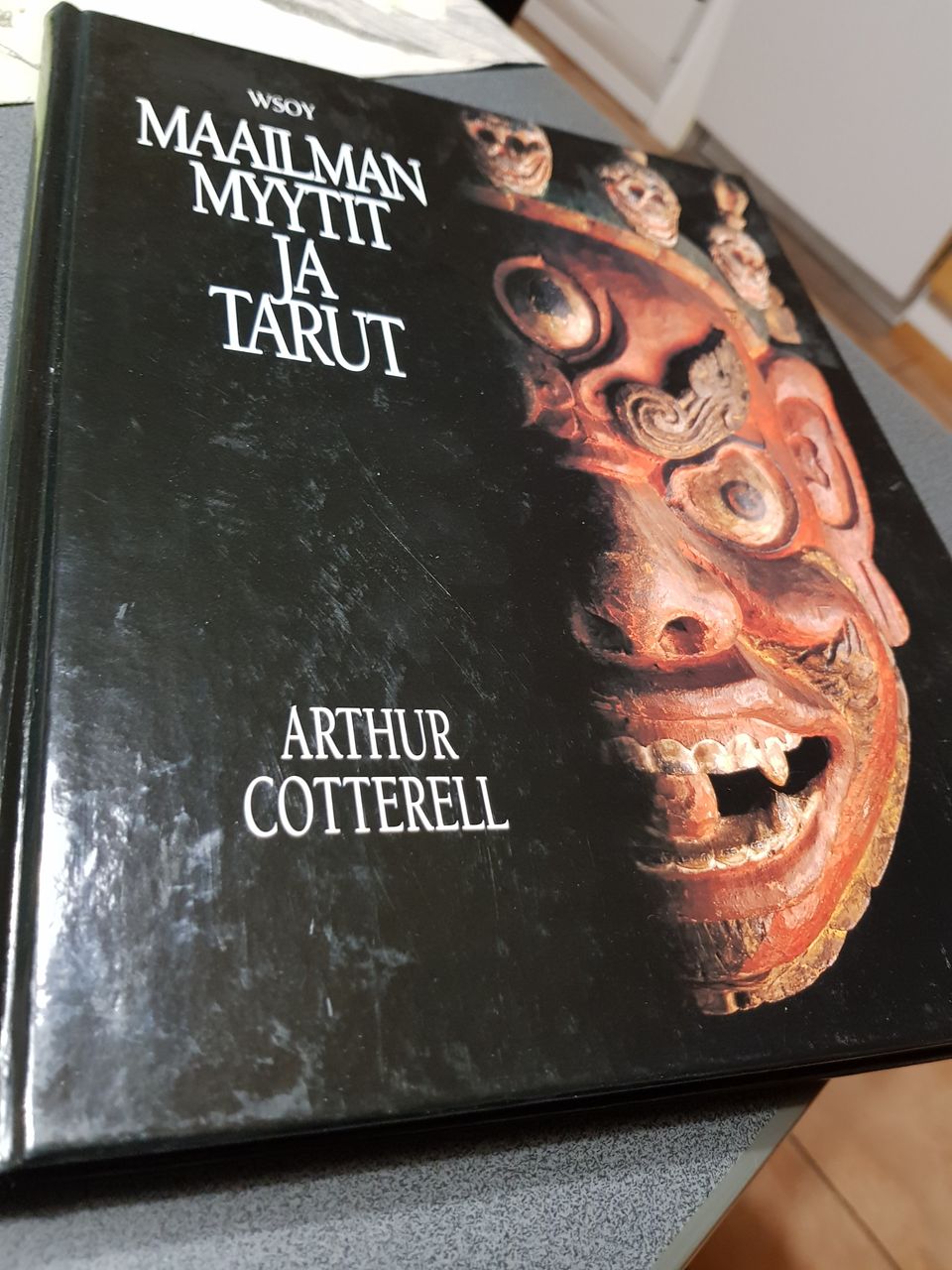 Maailman myytit ja tarut. Arthur Cotterell.