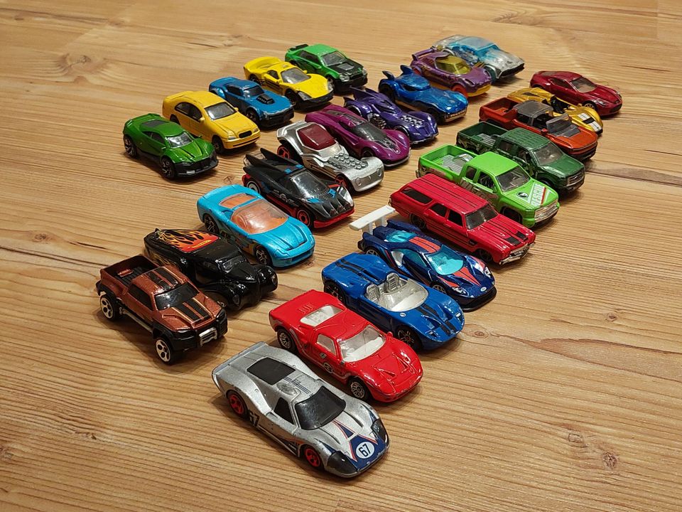 25kpl pikkuautoja Hot Wheels