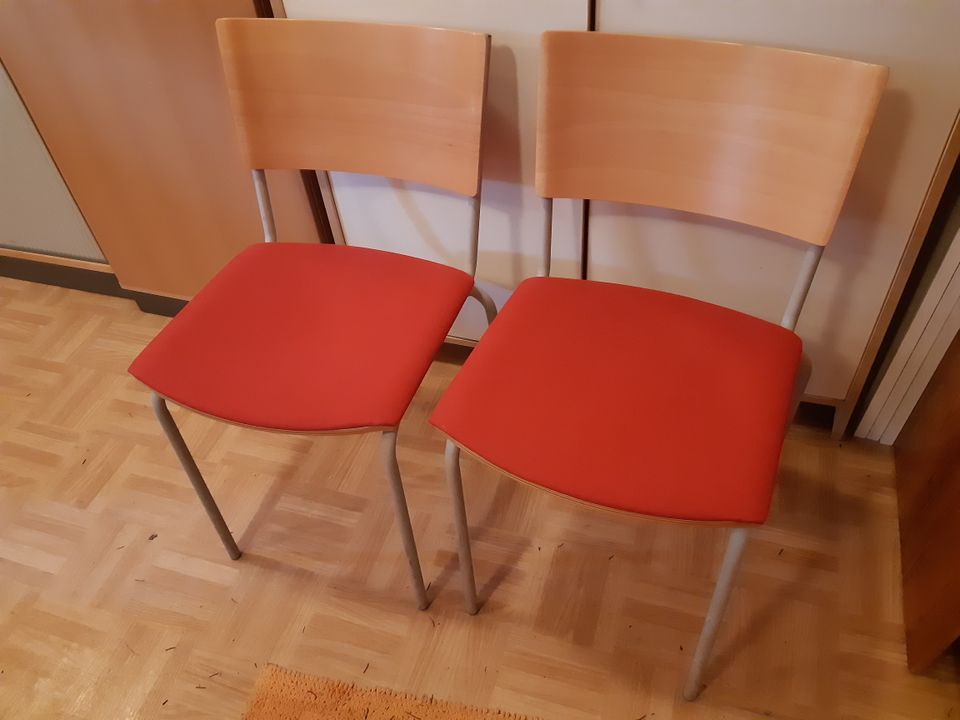 Neljä punaista tuolia
