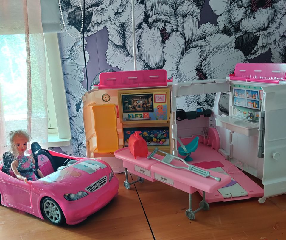 Barbi + auto ja ambulanssi