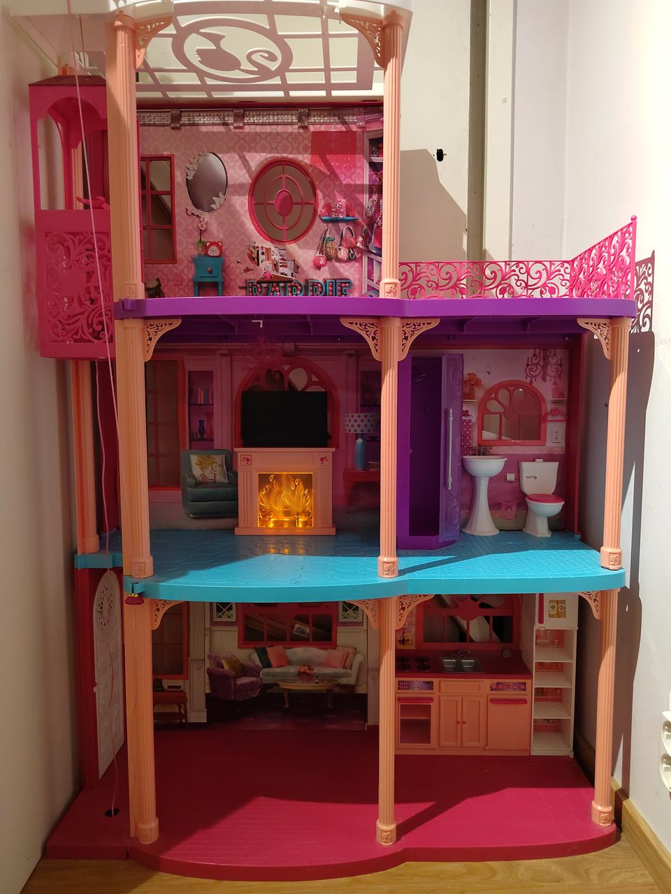 Barbie dreamhouse talo