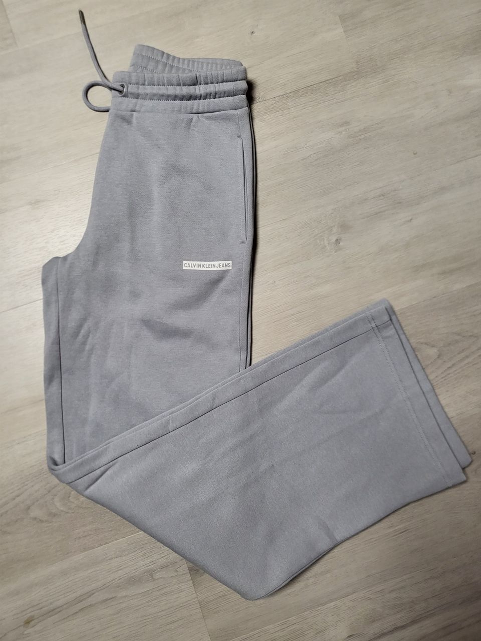 Calvin Klein uudet collegehousut. S