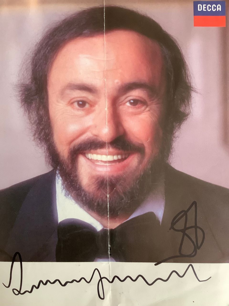 Luciano Pavarottin omakätinen nimikirjoitus 1988
