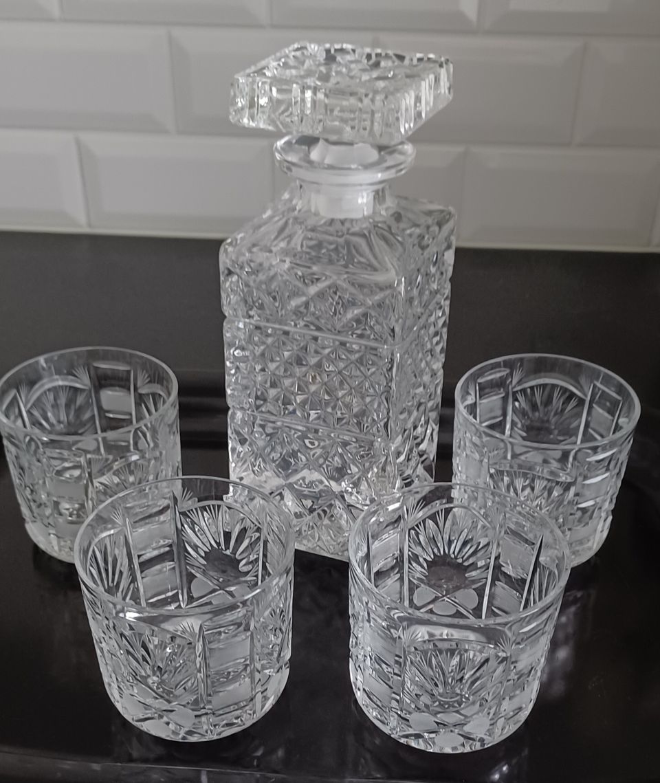 Viskikarahvi neljällä lasilla kristallia