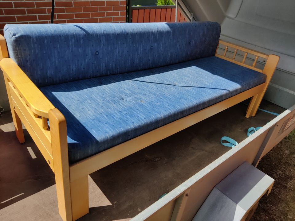Puinen levitettävä sohva