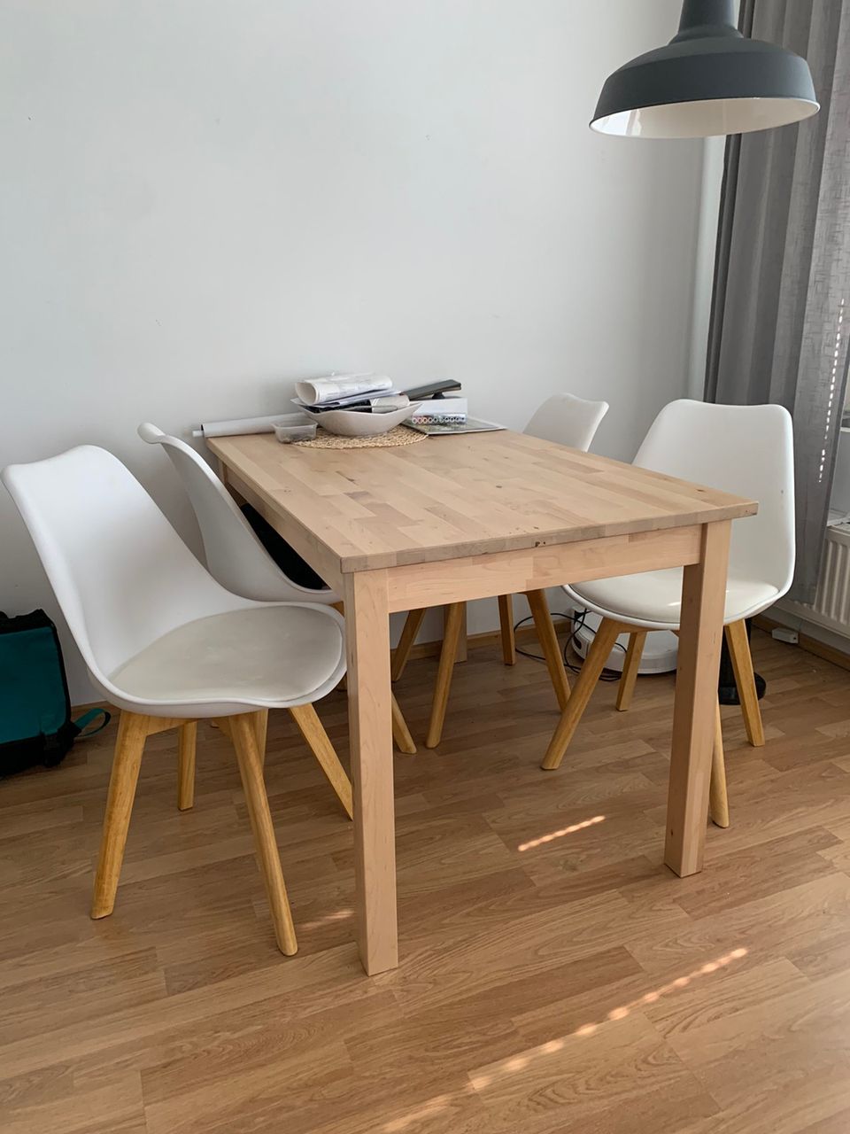 Jämerä puinen ruokapöytä ja 4 tuolia