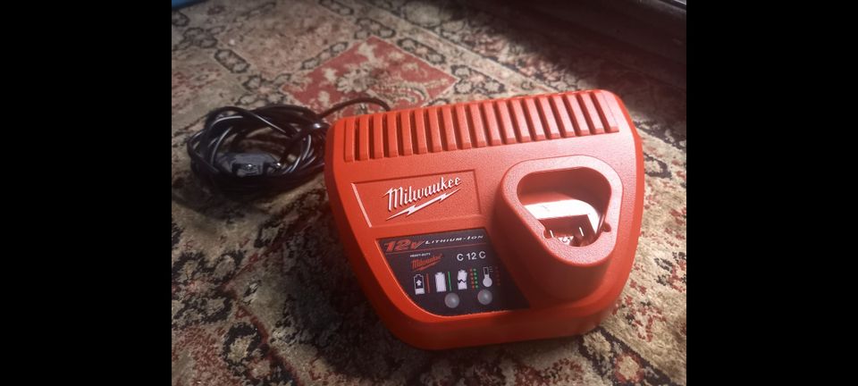 Milwaukee akkulaturi 12V