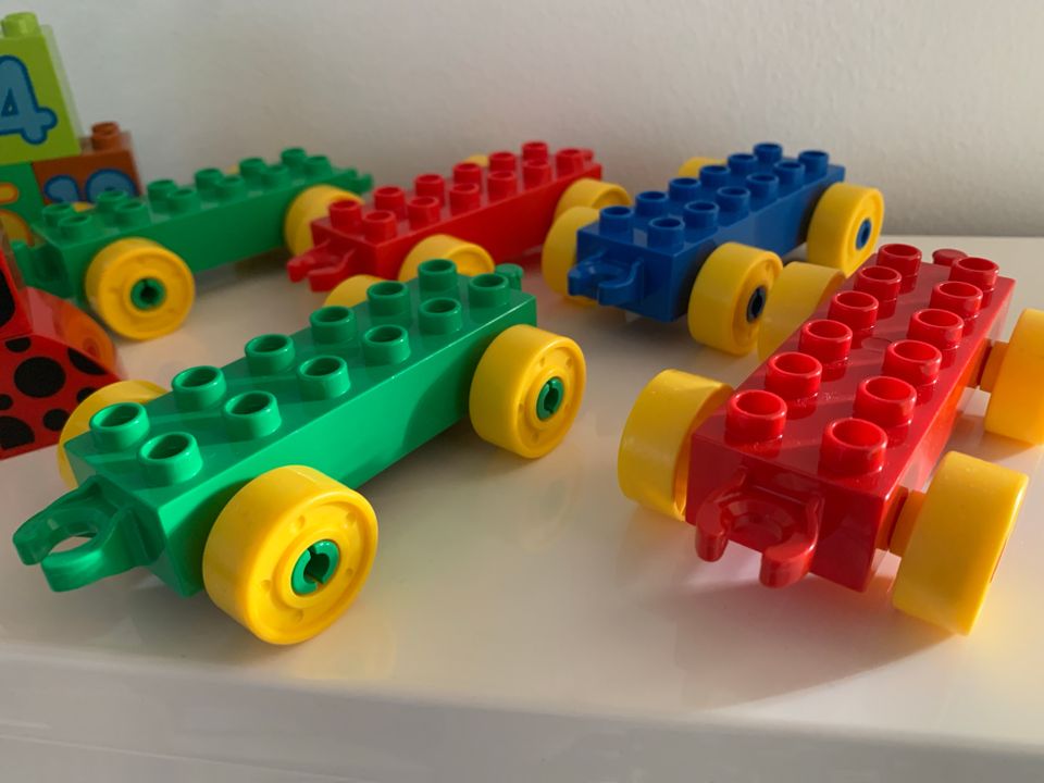 Lego Duplo - junanvaunut 5 kpl ja palikat