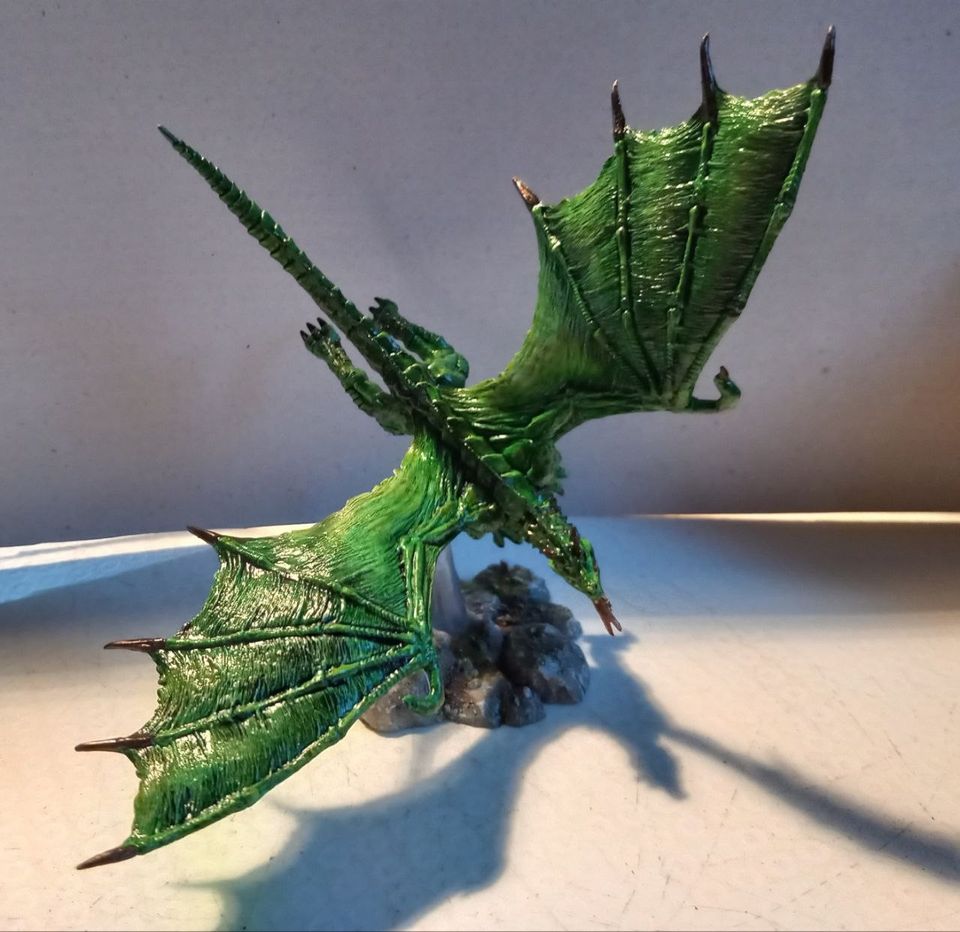 Dungeons and dragons maalattu young green dragon miniatyyri