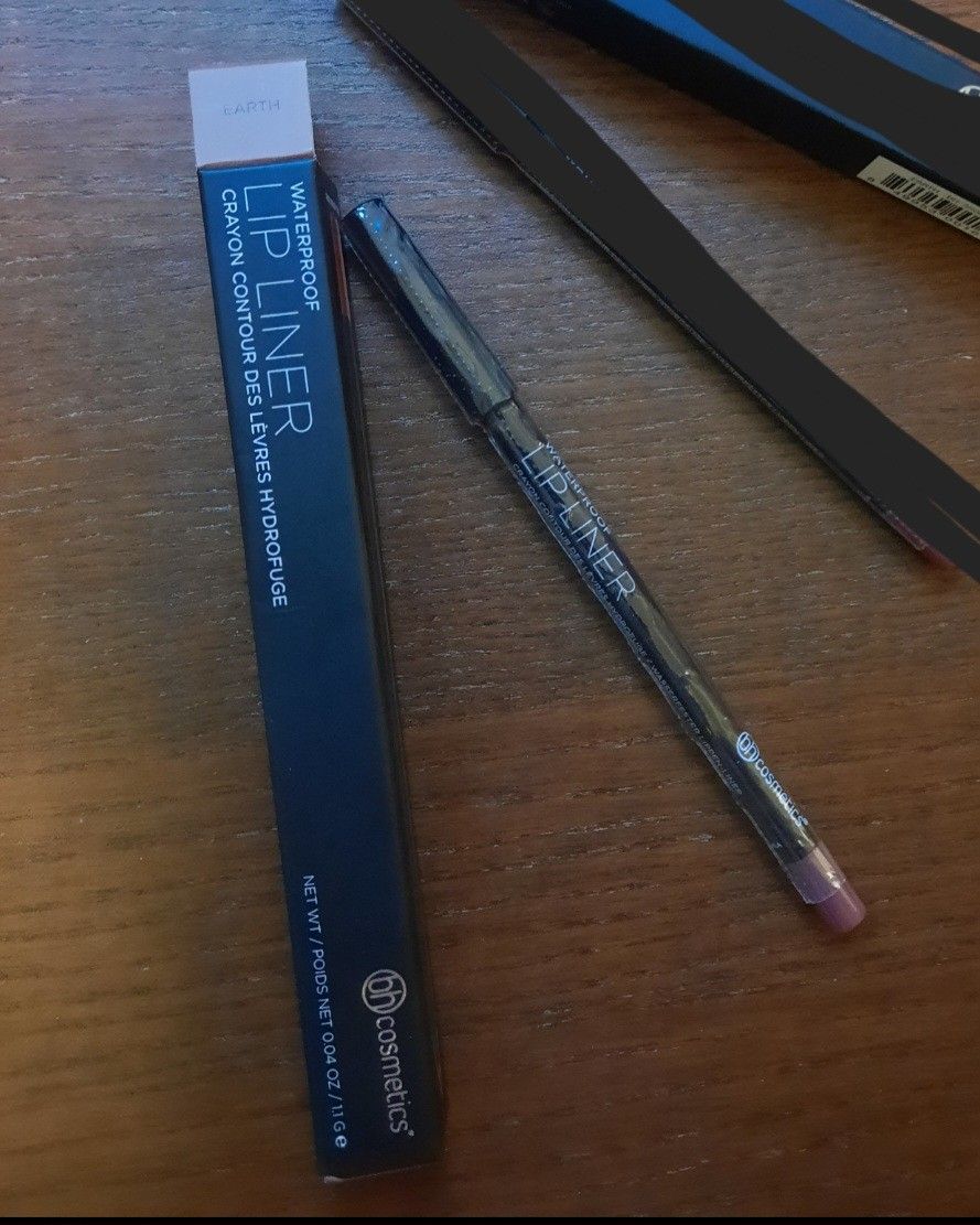 Käyttämätön lip liner huultenrajauskynä. Meikit meikki