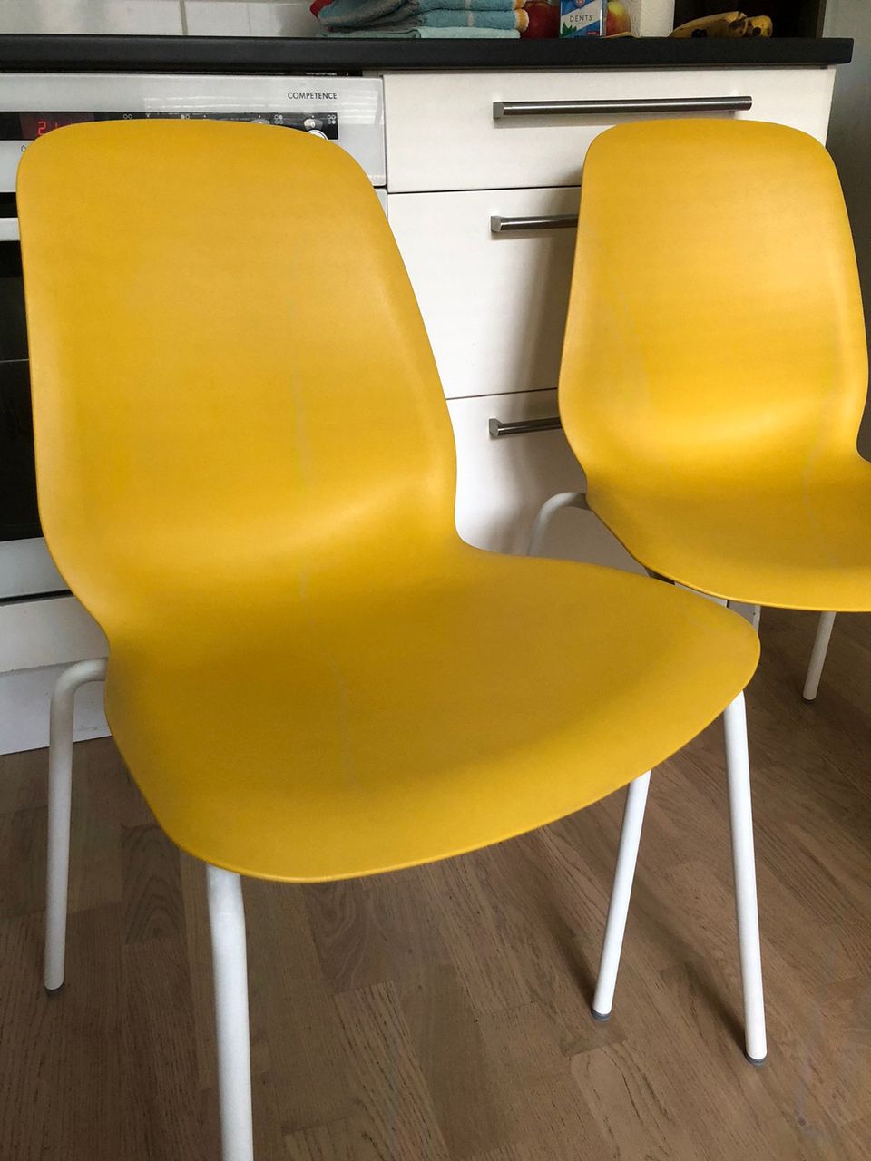 Ikean auringonkeltaiset tuolit