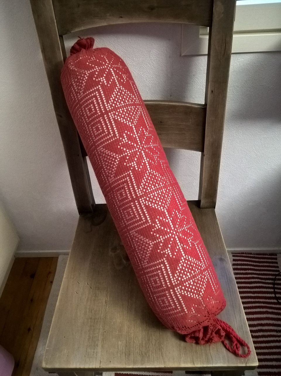 Uusi, ihana kirkkaanpunainen putkityyny 70cm