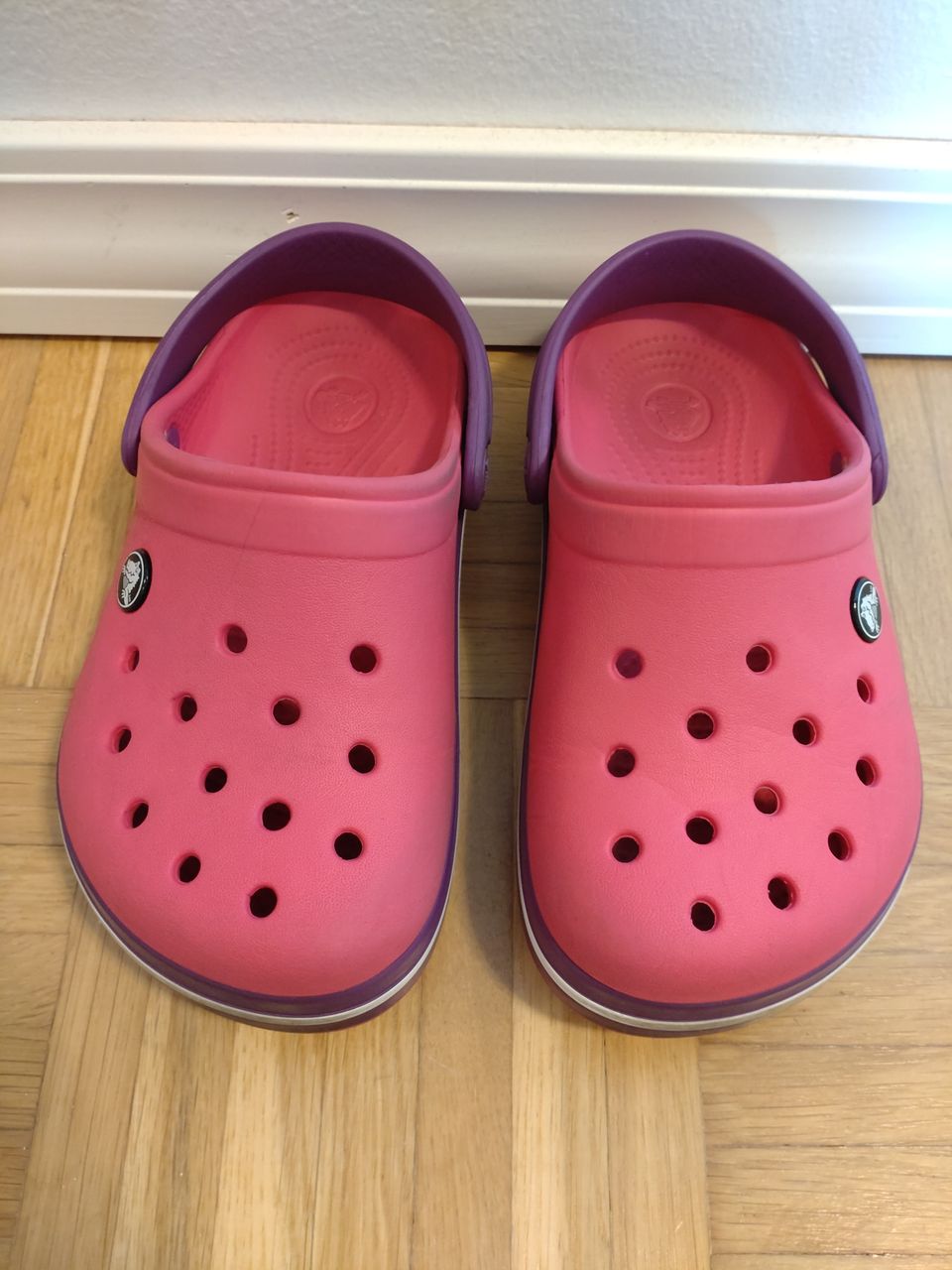 Pinkit Crocs sandaalit J2 / 33-34 (20,5-21 cm)