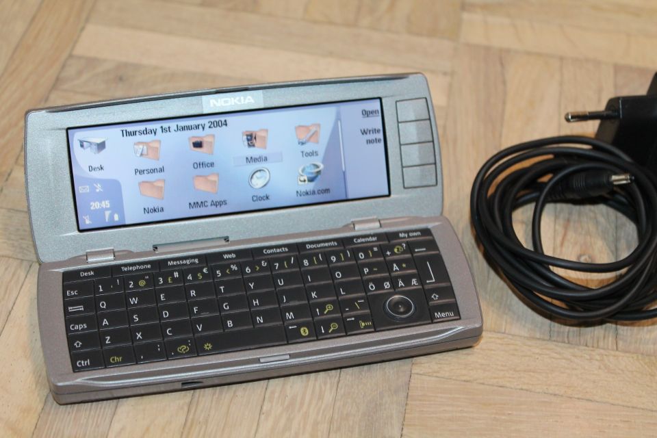 2004 Nokia Communicator 9500 + laturi vintage matkapuhelin kommunikaattori