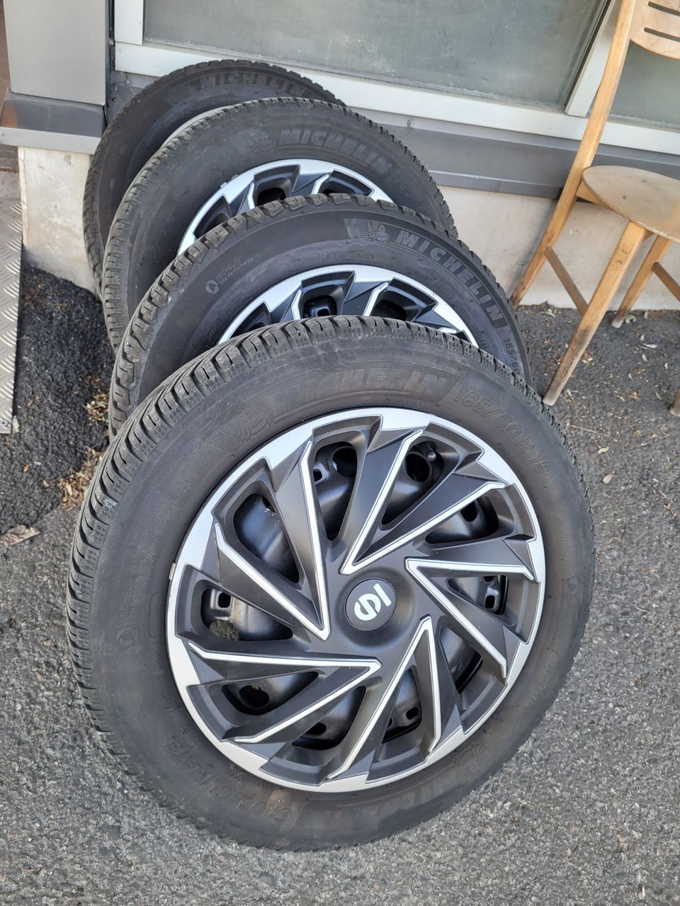 5x100 Kitkarenkaat peltivanteilla+ pölykapselit 
185/60R15