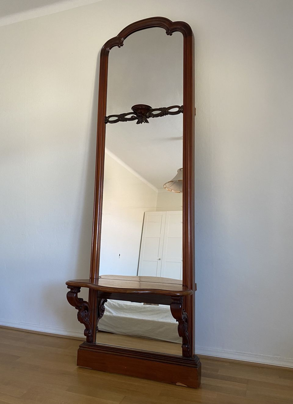 Vintage Täyspitkä suuri puinen peili, jossa on kaksi hyllyä