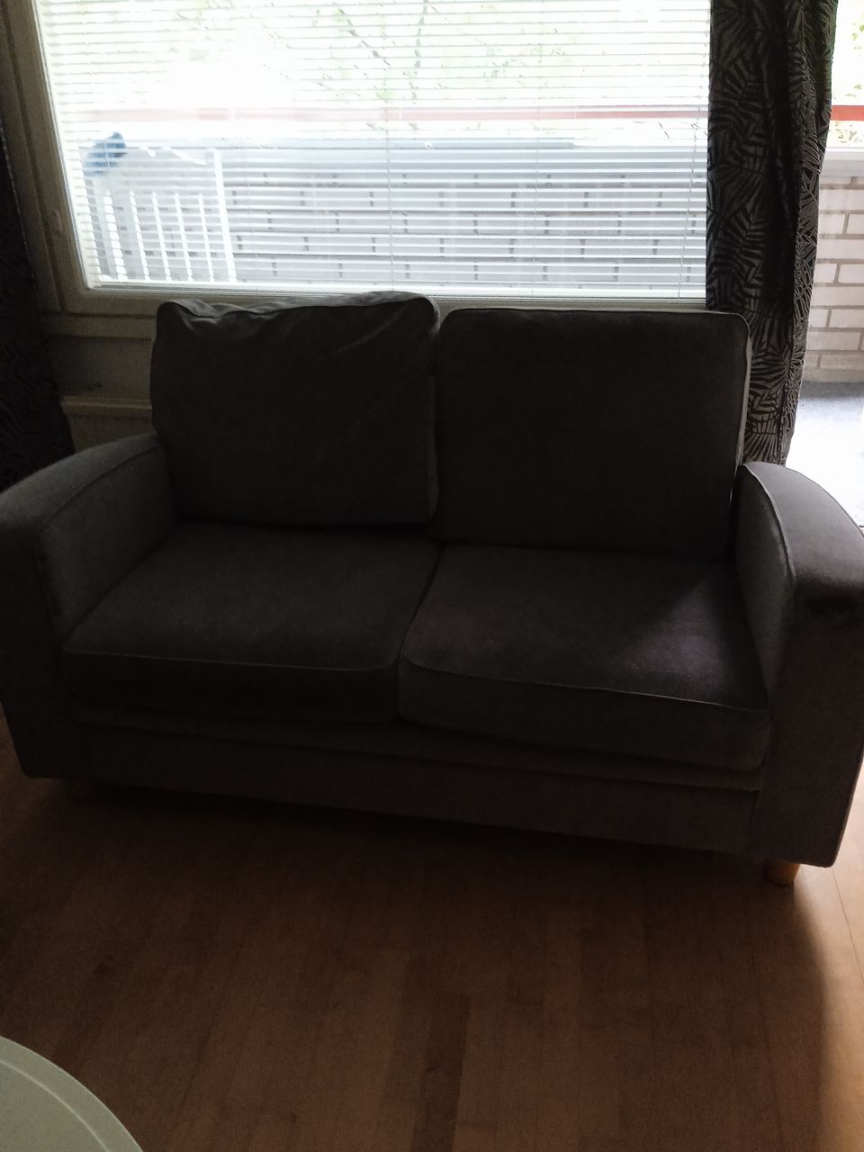 Harmaa kahden istuttava sohva