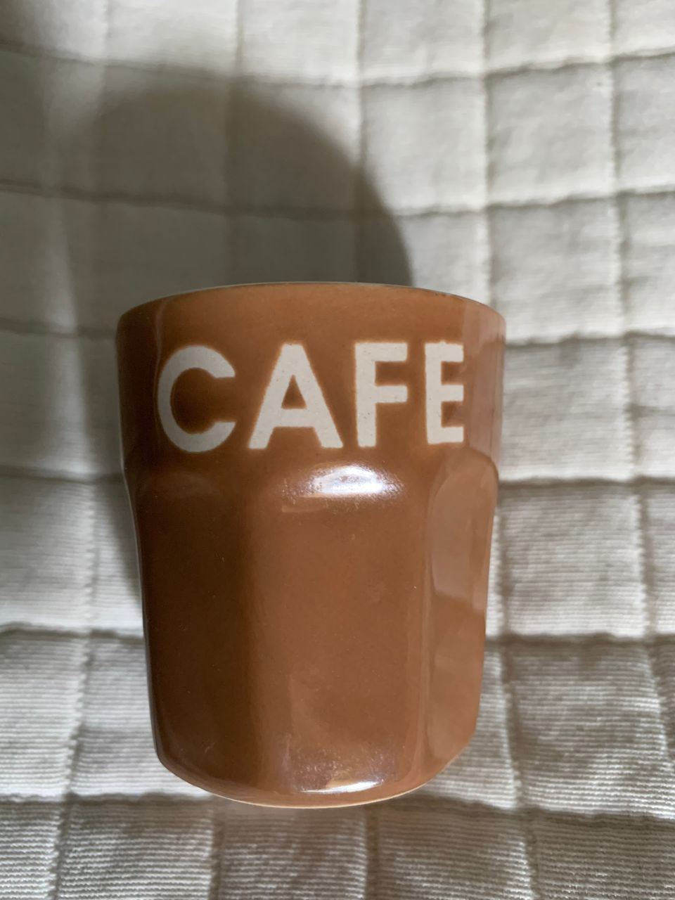 Pieni espresso kuppi cafe-tekstillä