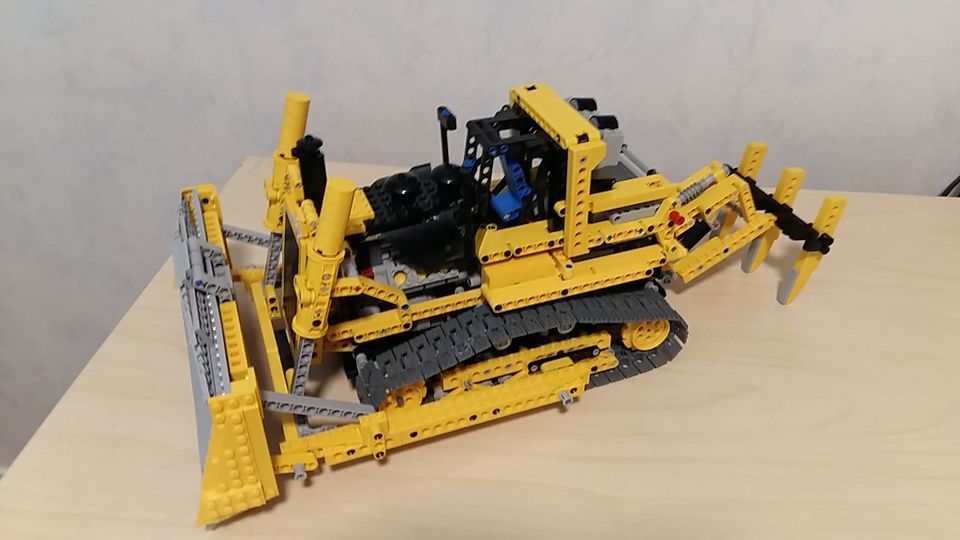 Lego technic 8275 moottoroitu puskutraktori