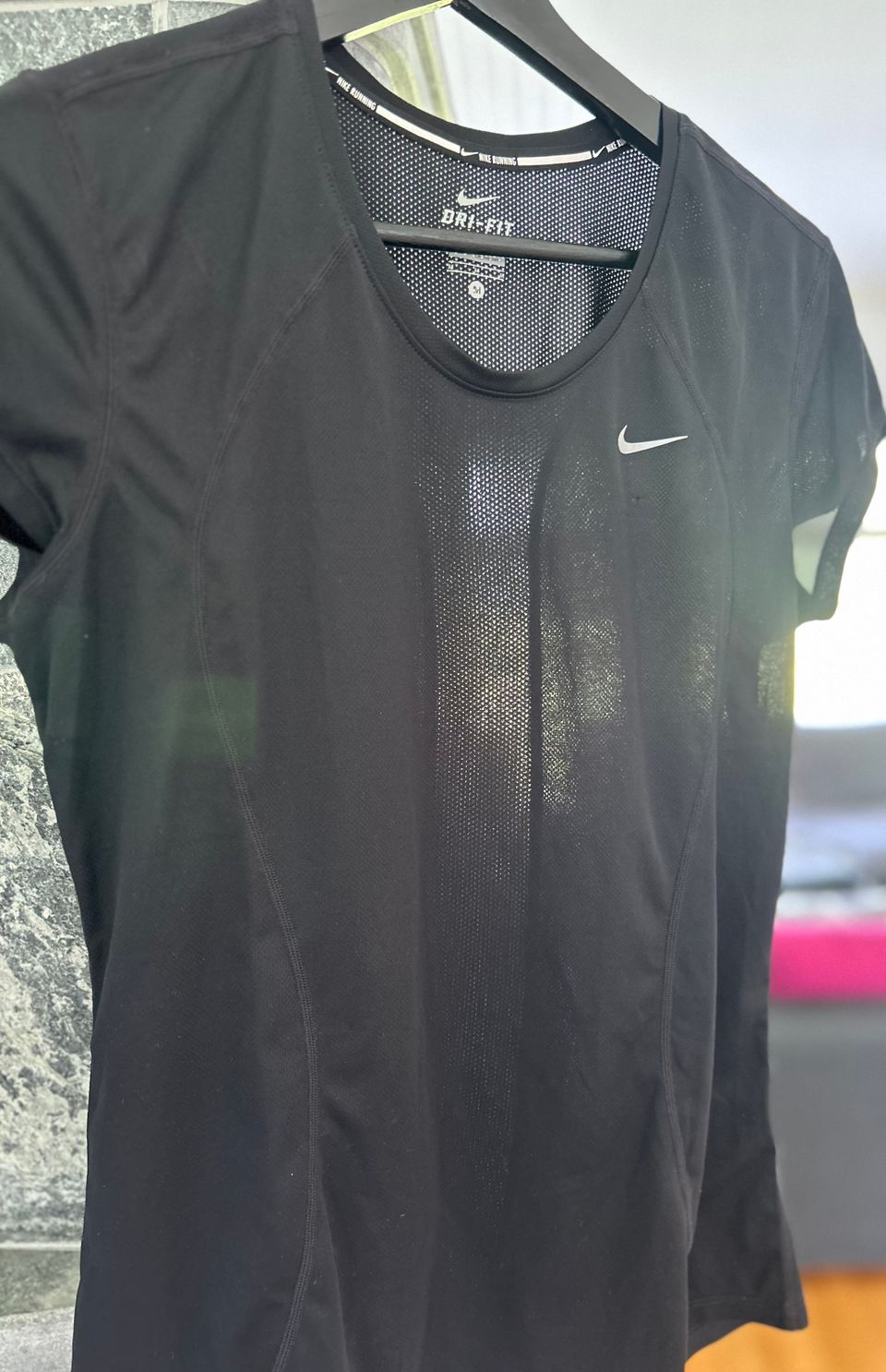 Naisten Nike ja Röhnisch t-paidat