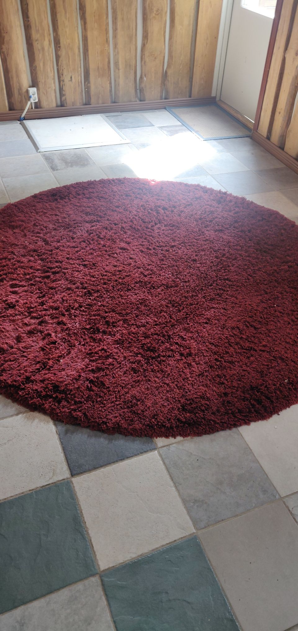 Iso tummanpunainen pyöreä matto