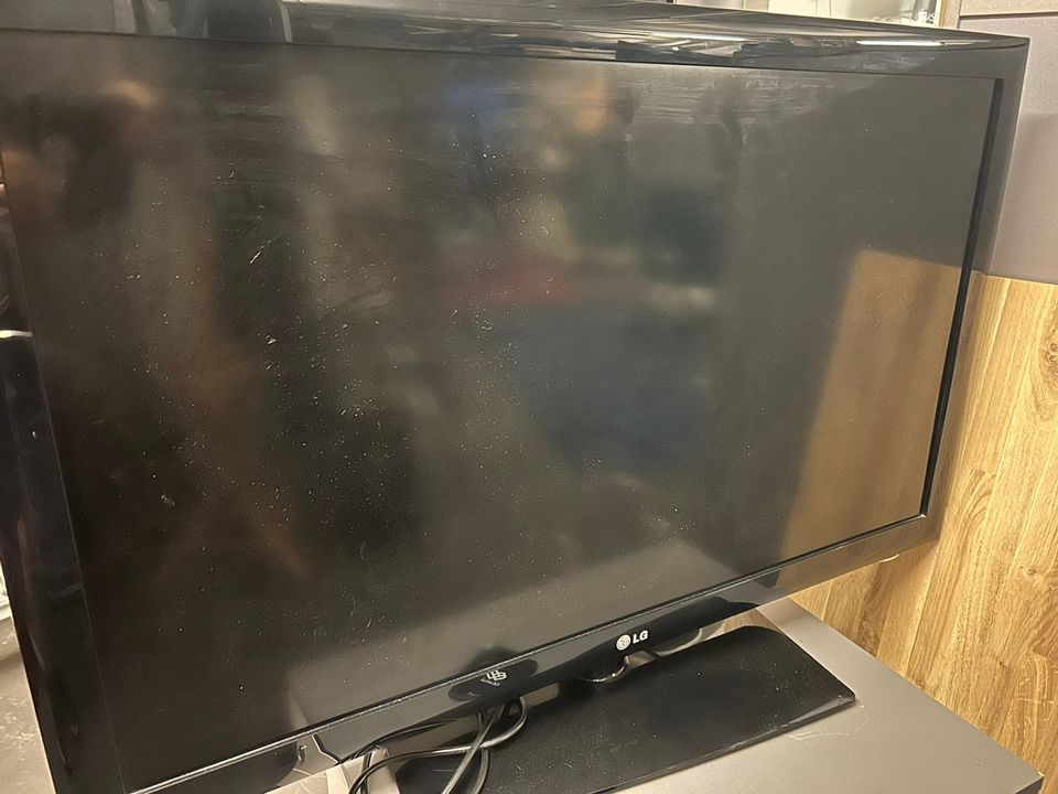 LG televisio 42 tuumaa