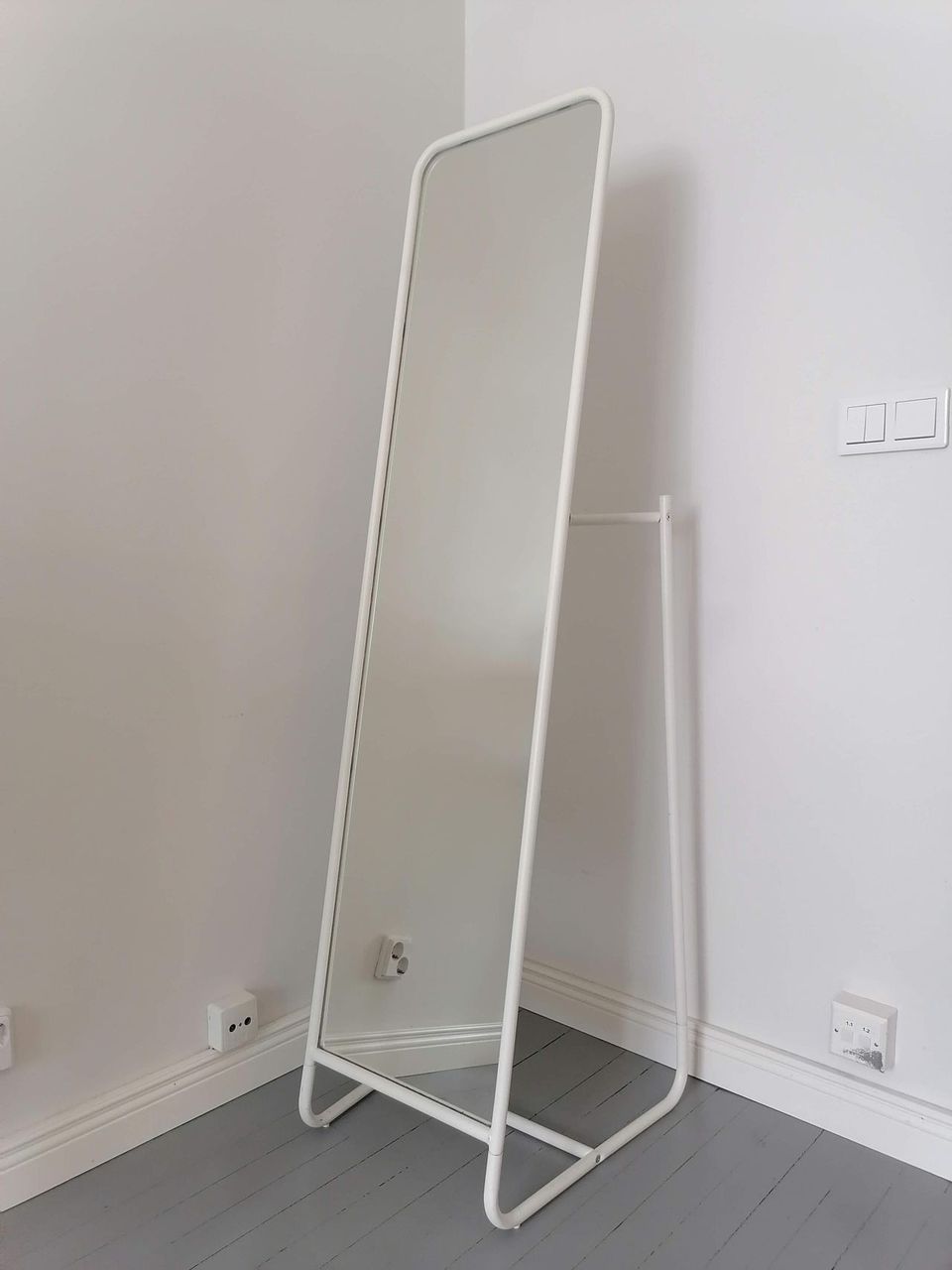 Floor Mirror (Lattiapeili)