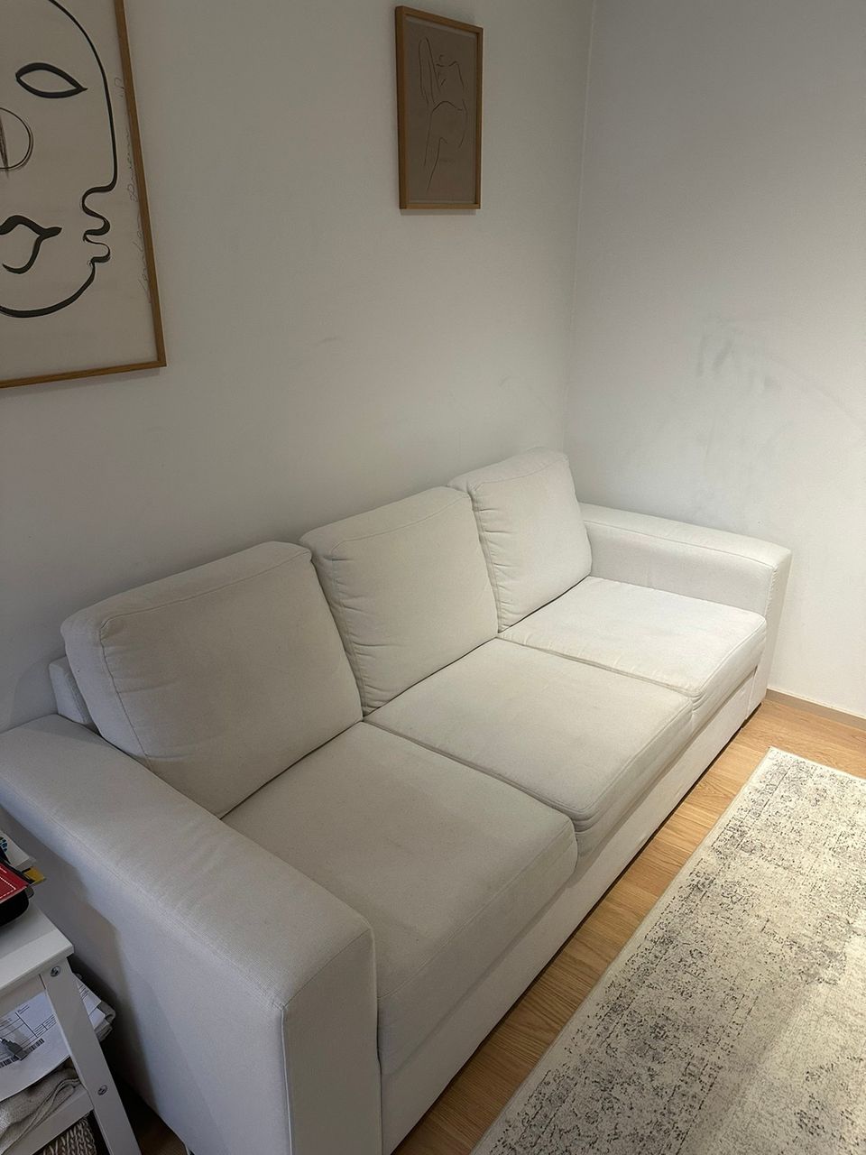 Valkoinen sohva
