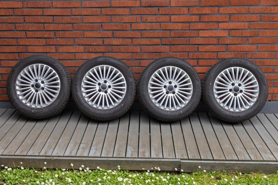 Kesärenkaat vanteineen 215/55R16