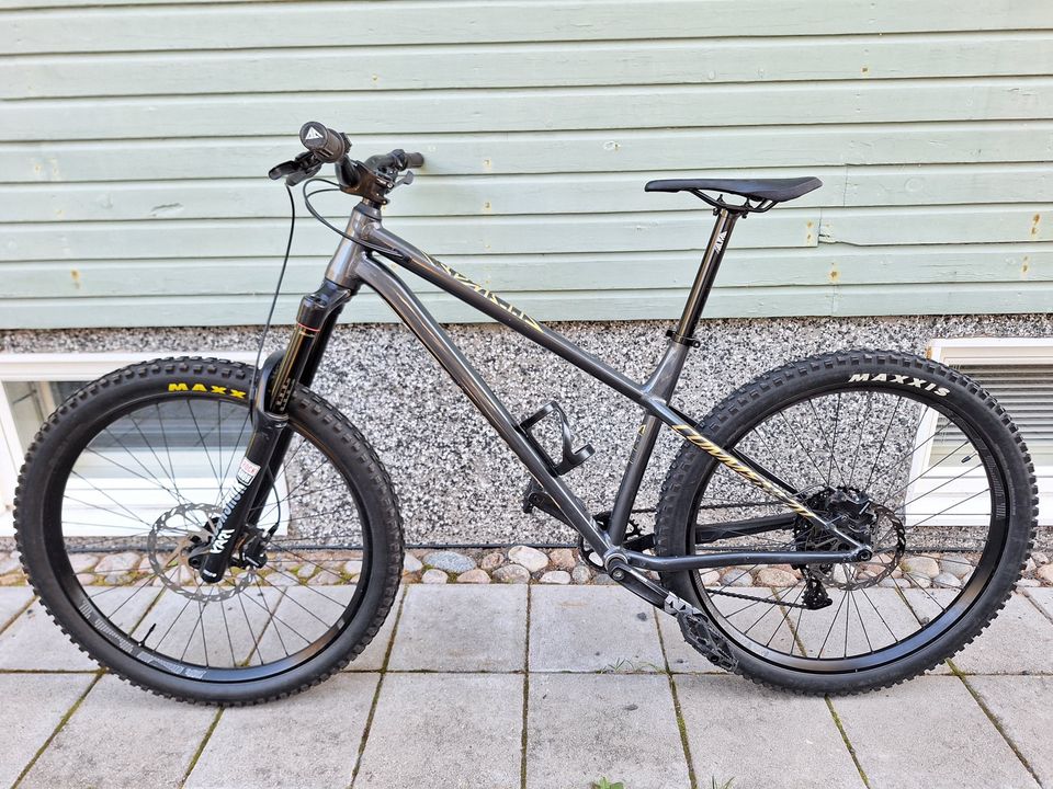 Commencal Meta HT AM maastopyörä