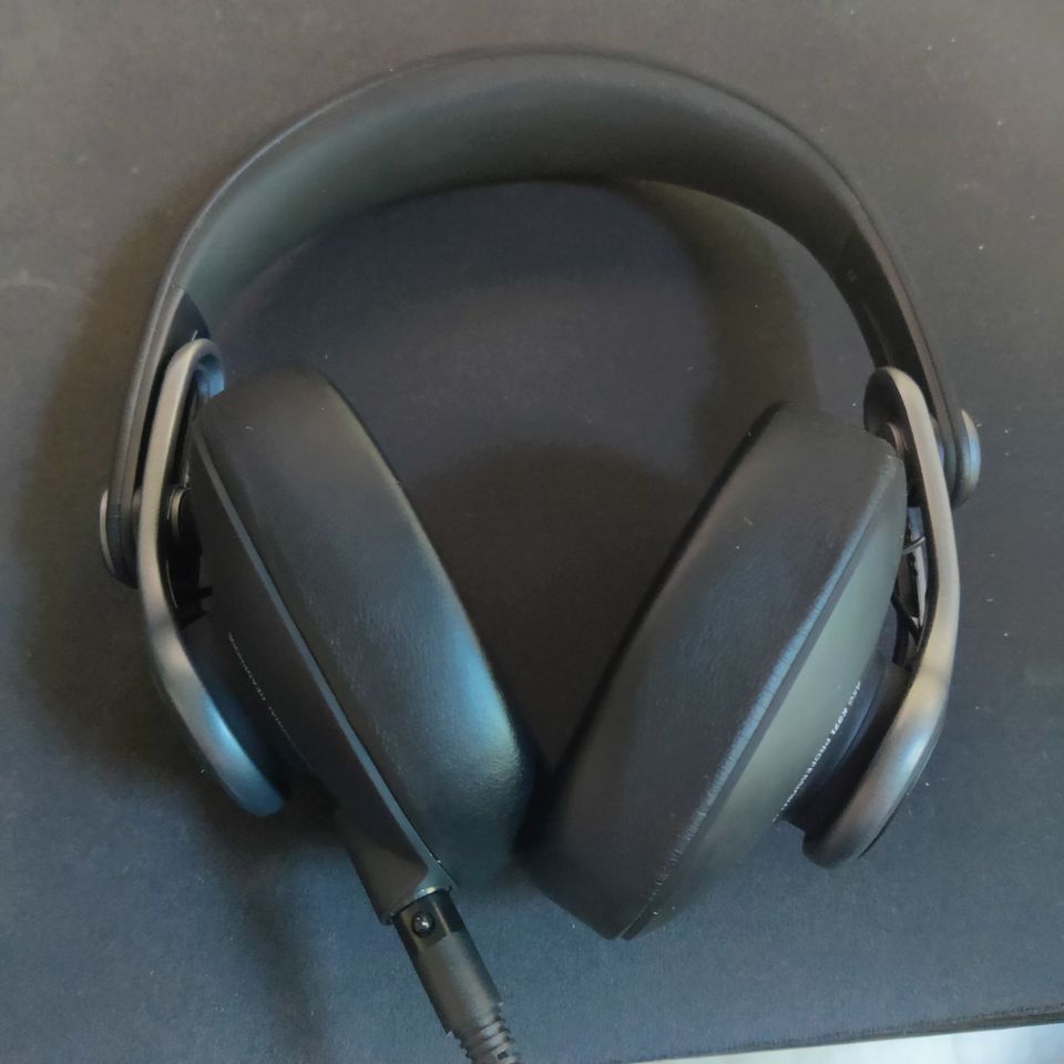 AKG K371