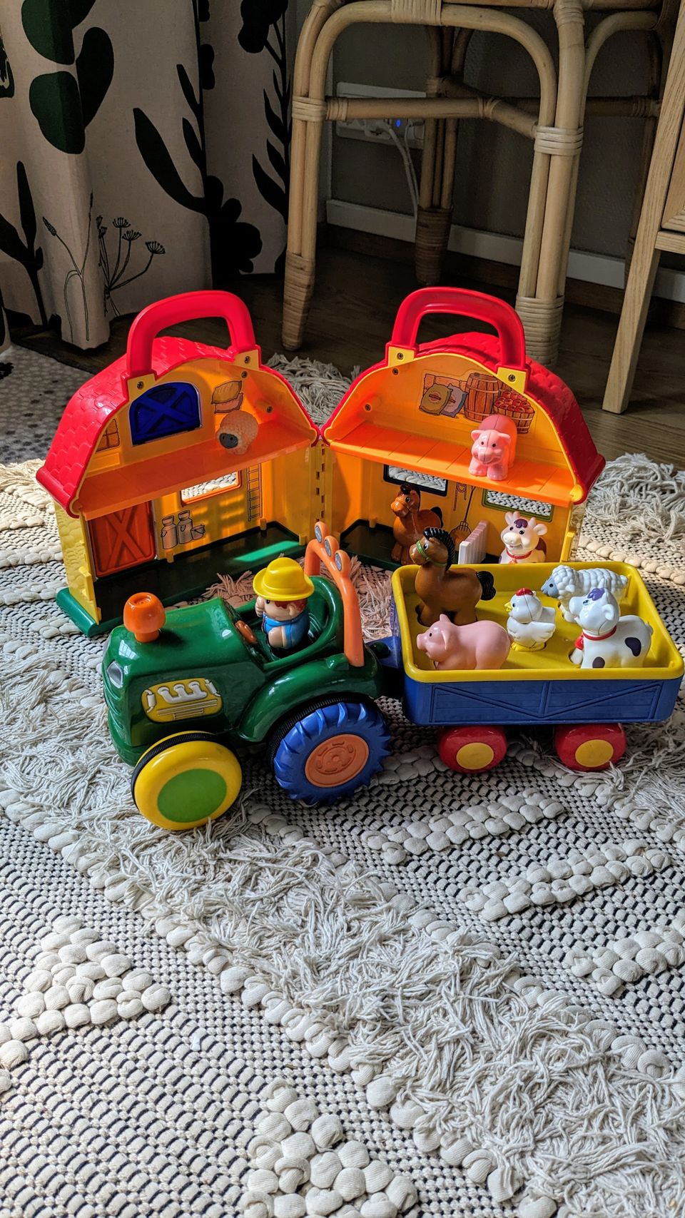 Maatila, traktori ja eläimet Happy Baby