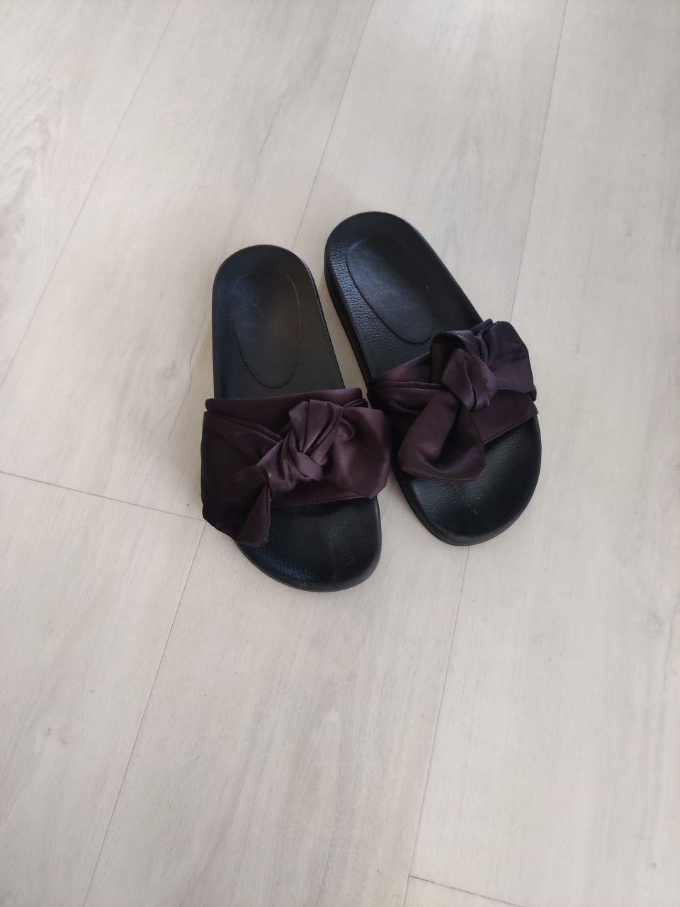 Mustat sandaalit/lipokkaat mustilla ruseteilla