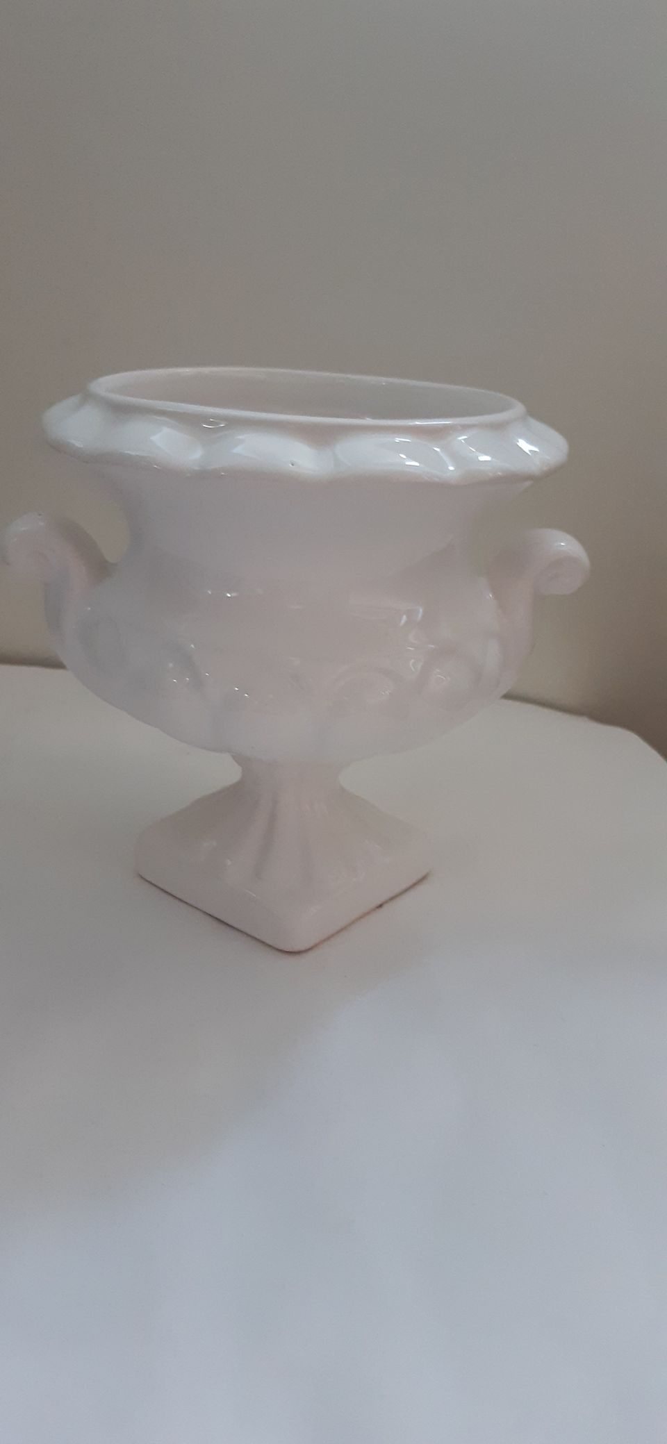 Valkoinen keramiikkakulho/vaasi/maljakko kork. 13,5 cm